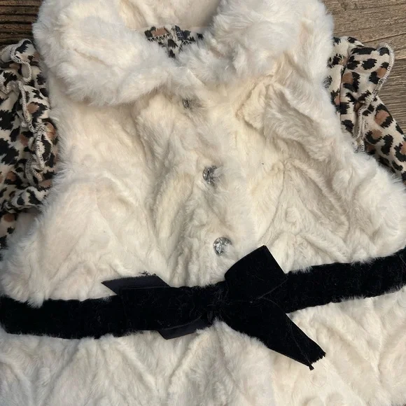 Rachel Zoe Cream Faux Fur Vest Outfit - Picture 2 of 4